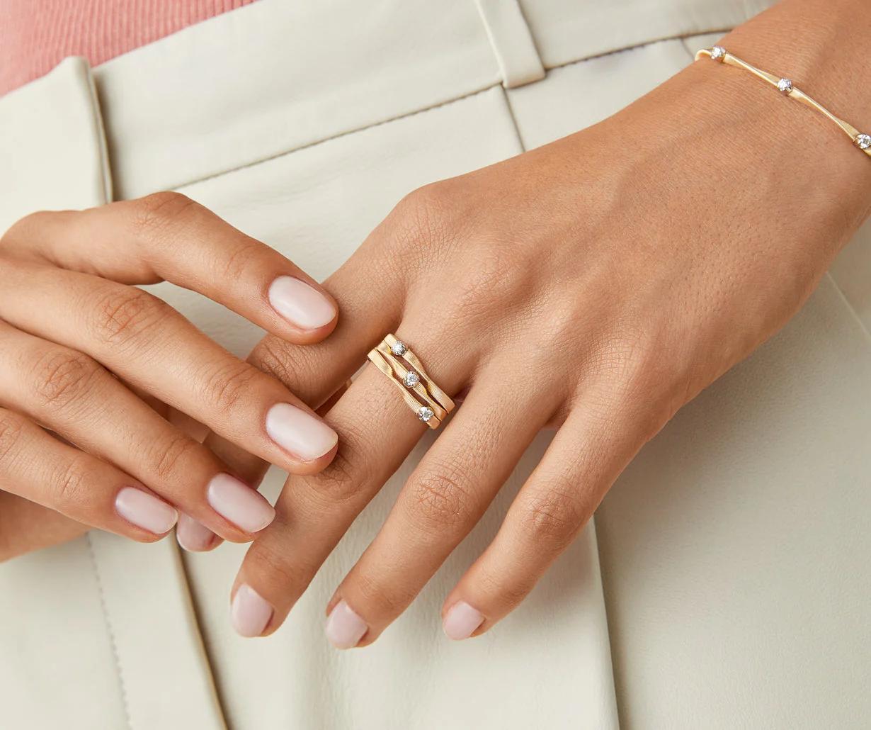 Marrakech dreireihiger Ring aus Gold mit Diamanten AG158_B_YW_M5